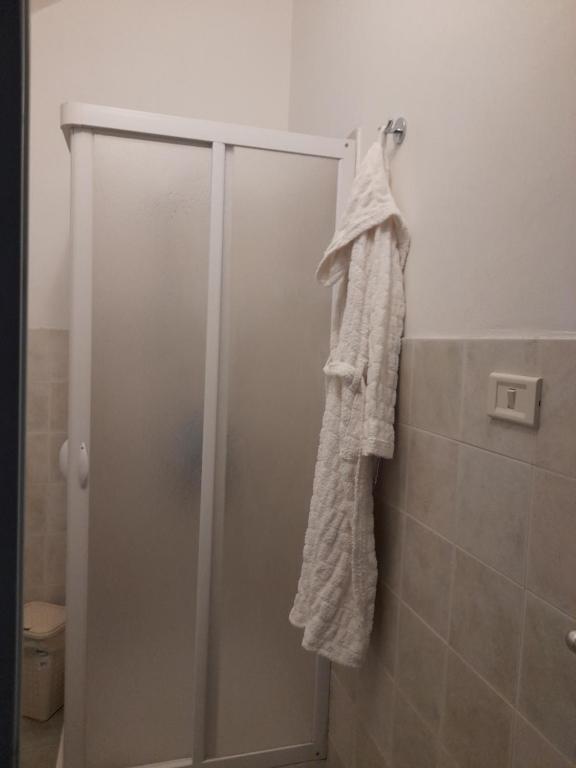 弗洛里迪亚La casa di tutti的淋浴间的墙上挂着毛巾