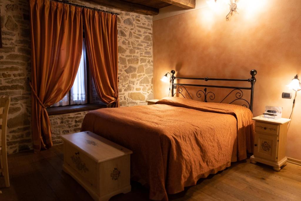 AcquariaAlbergo Cà Cerfogli的一间卧室设有一张床和一个窗口