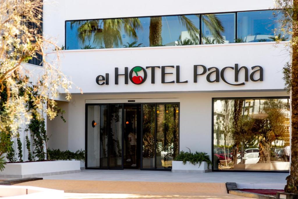 伊维萨镇El Hotel Pacha的大楼前的酒店和平号