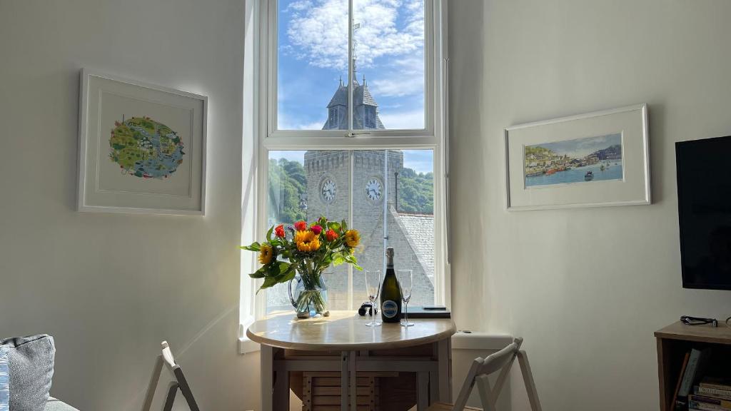 西卢港Clock Tower View的花瓶和窗户的桌子