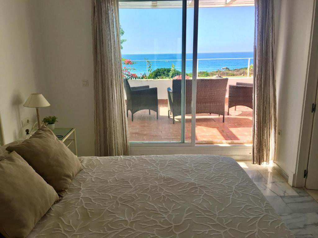 科尼尔-德拉弗龙特拉Villa Mar Fuente del Sol的一间卧室配有一张床,享有海景