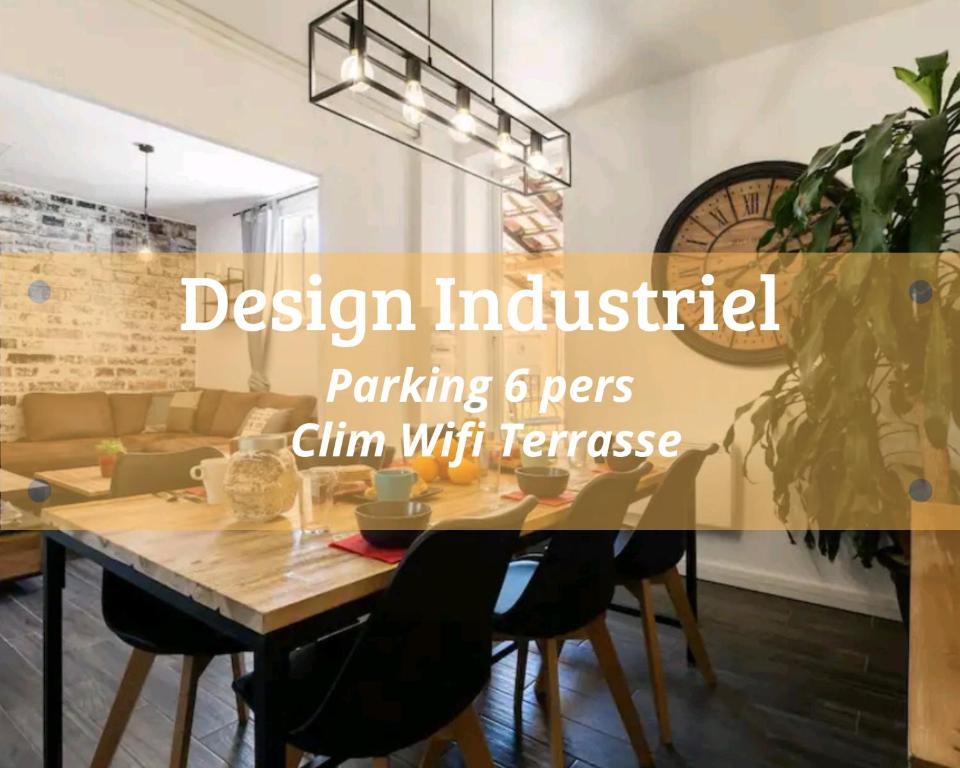 Gignac-la-NertheDesign Industriel avec Terrasse Privative的一间带桌子的用餐室和一间带沙发的客厅