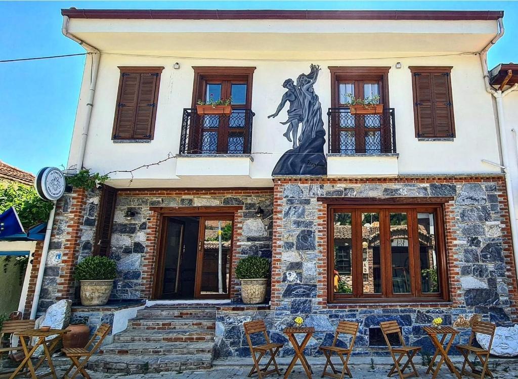 塞尔丘克in Ephesus Hotel and Art Galery的前面有雕像的建筑