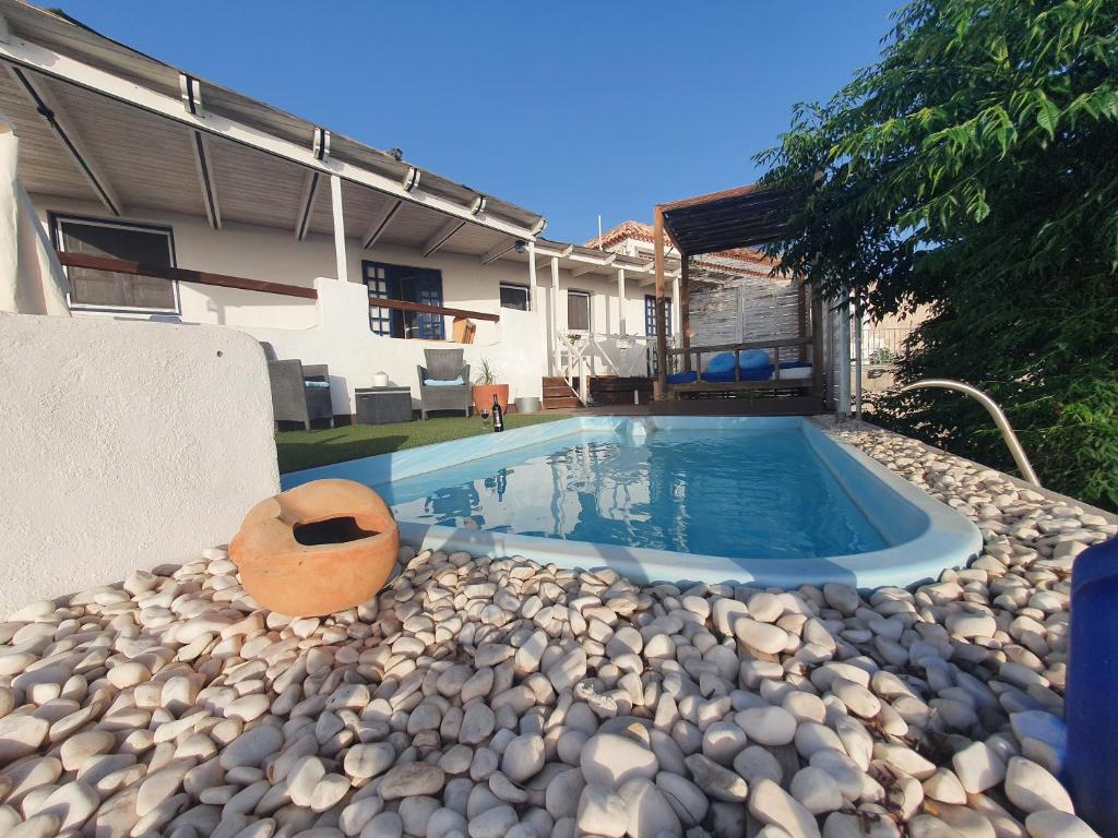 吉亚德伊索拉Casa de Campo Lomo del Balo的一座房子后院的游泳池