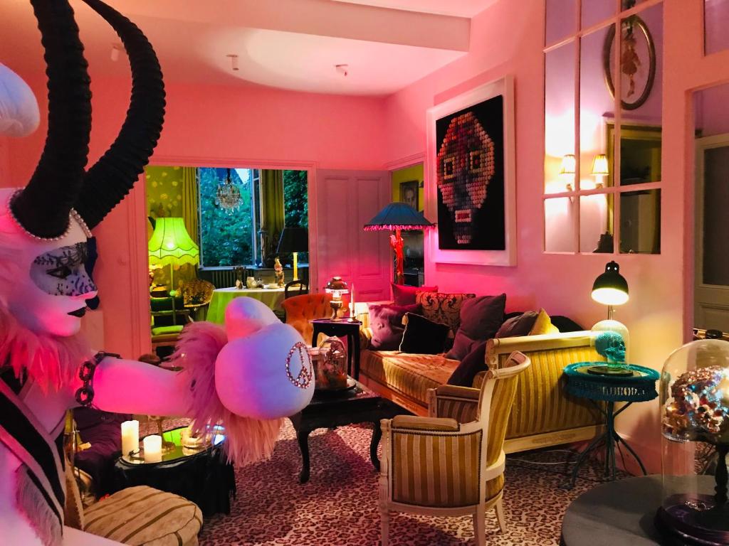 穆兰La Maison des Roses的一间设有粉红色墙壁的客厅