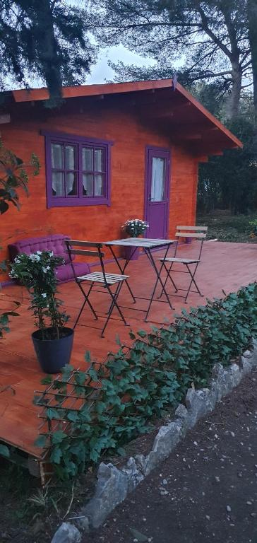 滨海萨纳里ML83的小屋前面设有桌子和长凳