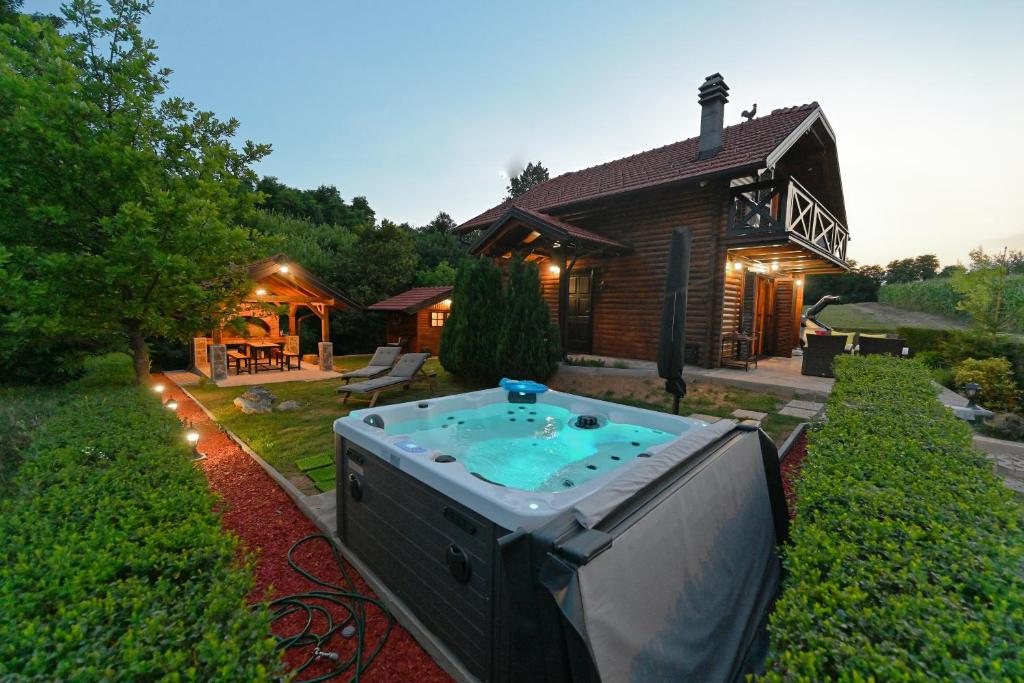 Donji ZvečajLavanda Land - Villa Tanya Mrežnica的房屋的院子内的一个大型热水浴池