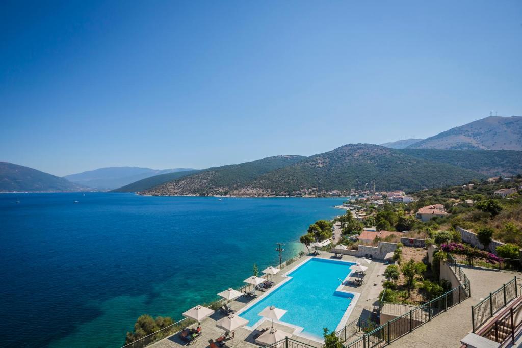 凯法利尼亚岛Kefalonia Bay Palace的享有湖泊的空中景致,设有游泳池