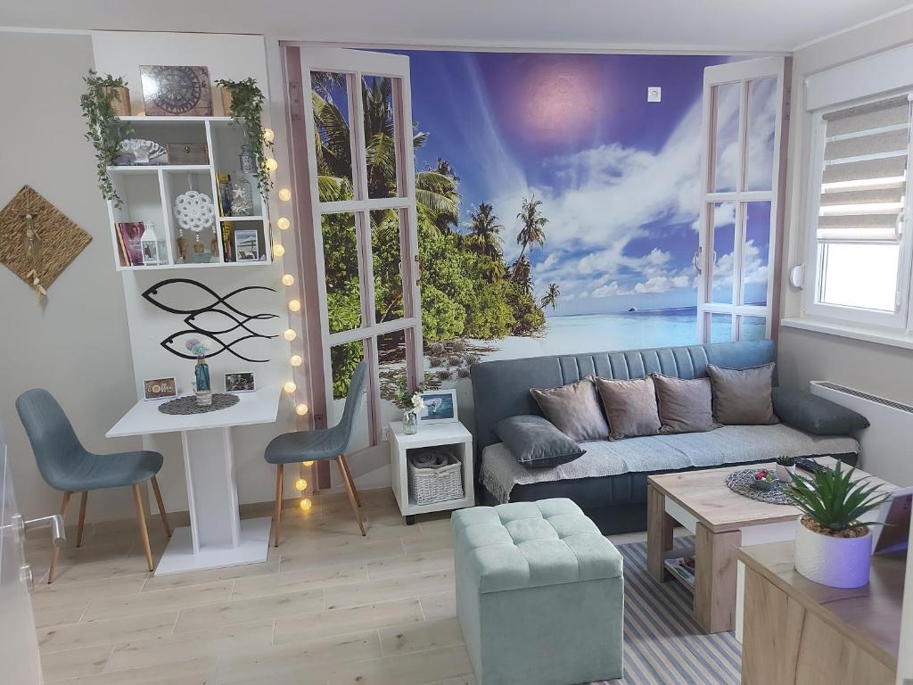 斯雷姆斯卡米特罗维察# Espresso 2 Apartman sa garazom的客厅里摆放着海滩壁画
