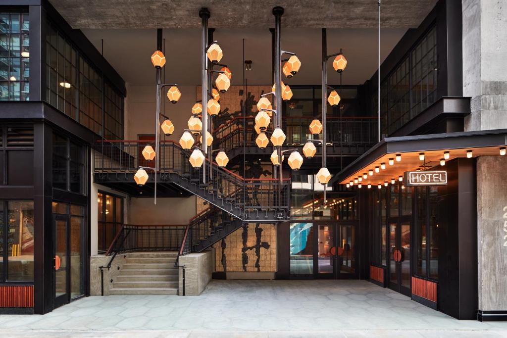 布鲁克林Ace Hotel Brooklyn的吊灯挂在建筑物的一侧