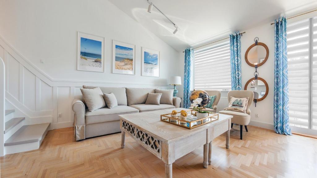 赫尔Apartamenty Sun & Snow Leśna的客厅配有沙发和桌子