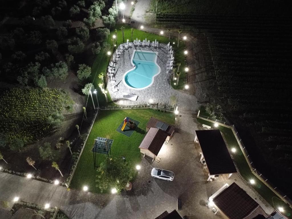 梅尔菲Masseria Spinale Wine Resort的享有泳池的顶部景色,晚上灯光照亮