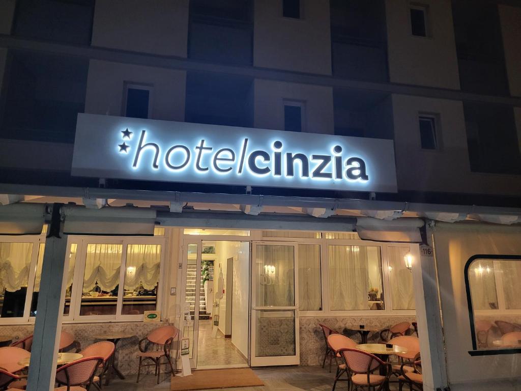 卡奥莱Hotel Cinzia的大楼前的酒店标志