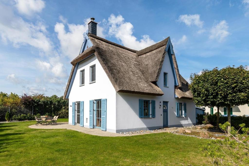 格洛韦Ferienhaus Nordlicht的白色的茅草屋顶房屋