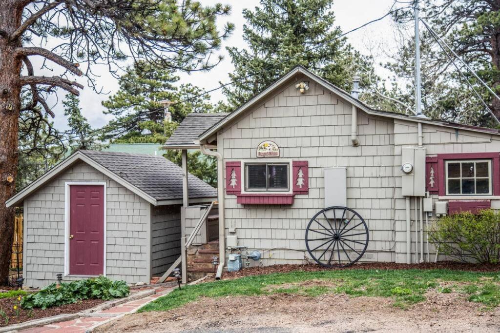 埃斯蒂斯帕克Prospect Cabin, Cozy 1-bedroom cabin with kitchen Dogs OK的一间红色门的白色房子