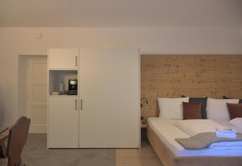 博尔扎诺CityChalet romantic Bozen的一间卧室配有床和白色橱柜