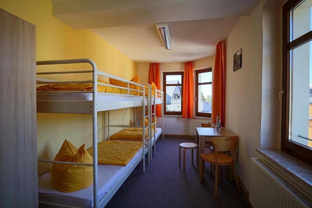 艾本施托克Wurzelrudis Hostel的客房设有双层床、桌子和窗户。