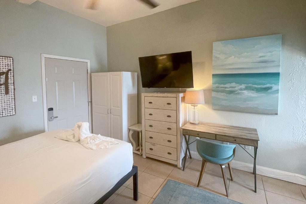 格尔夫海岸Beachview 321的一间卧室配有一张床和一张带电脑的书桌