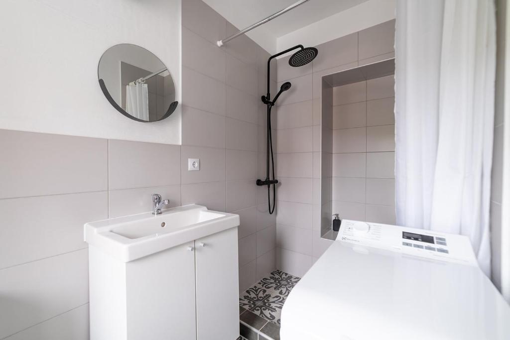 塔尔西Apartaments Nr.33 (Viesu Nr.3)的白色的浴室设有水槽和镜子
