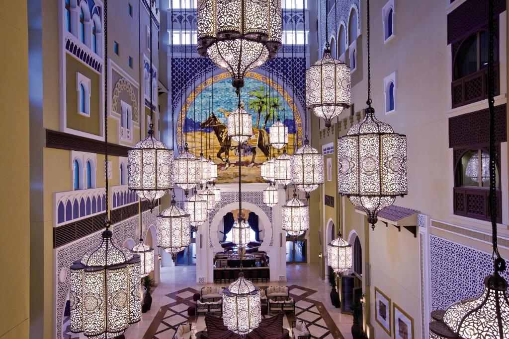 迪拜Oaks Ibn Battuta Gate Dubai的吊灯悬挂在天花板上的建筑