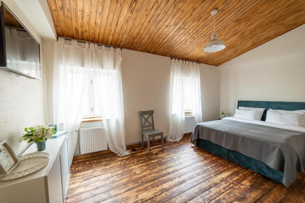 塔尔西Apartaments Nr. 33 ( Viesu Nr. 4)的一间卧室设有一张床和木制天花板