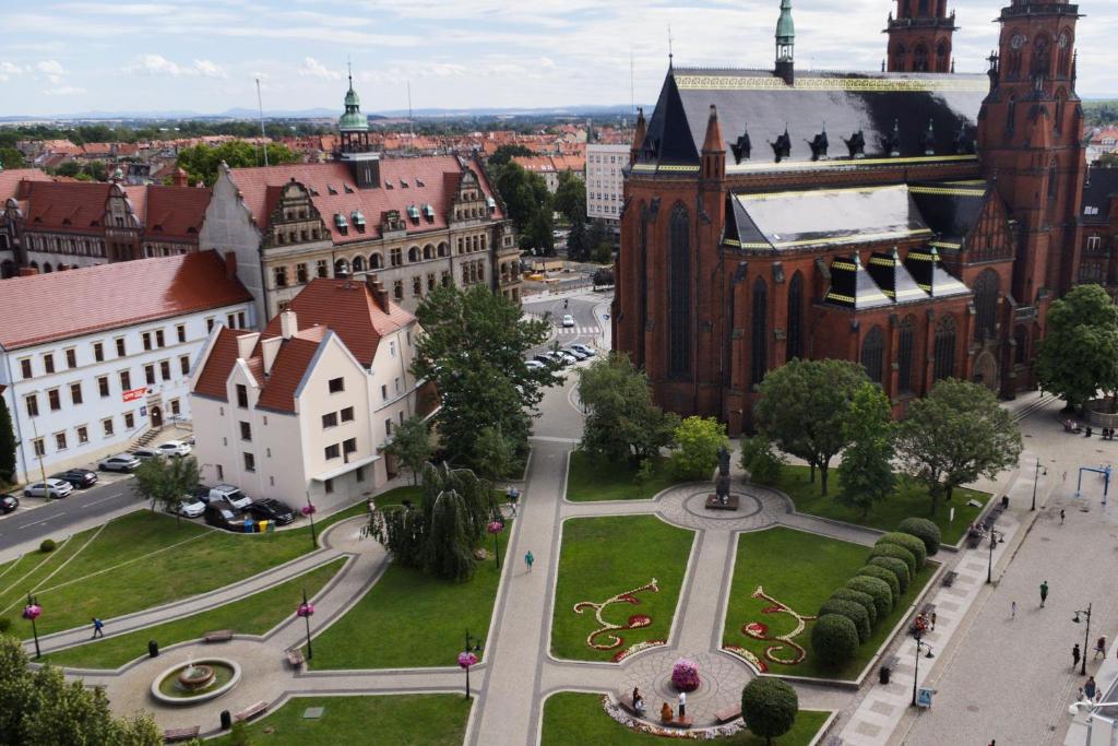 莱格尼察Katedralna Apart's Legnica的城市空中与街道景观