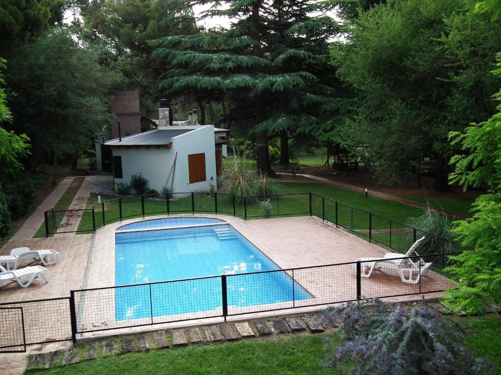凡塔纳镇Cabañas La Morera的一座房子旁带围栏的游泳池