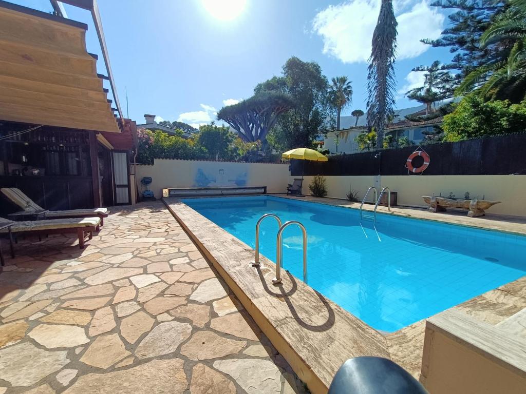 拉奥罗塔瓦Finca Paraiso Monturrio Oase der Ruhe的庭院内的游泳池,设有石头庭院