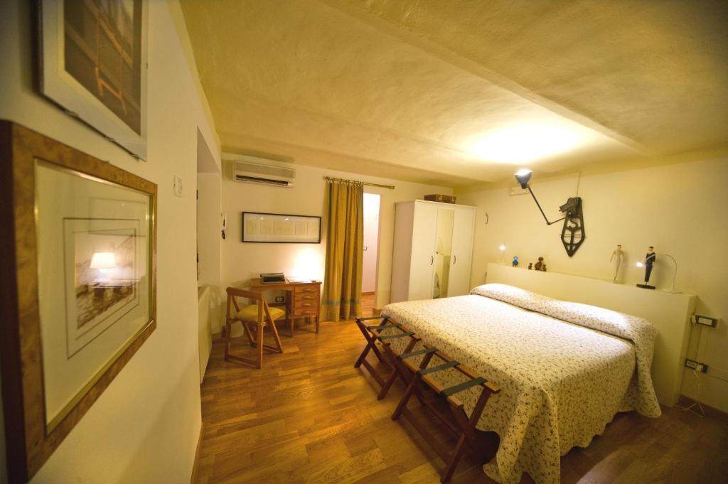 特拉诺瓦-布拉乔利尼洛公寓的一间卧室配有一张床和一张桌子