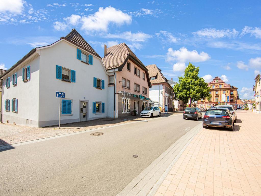 黑尔博尔茨海姆Modern Apartment in Herbolzheim with Extensive Kitchen的路边停有车辆的镇上街道