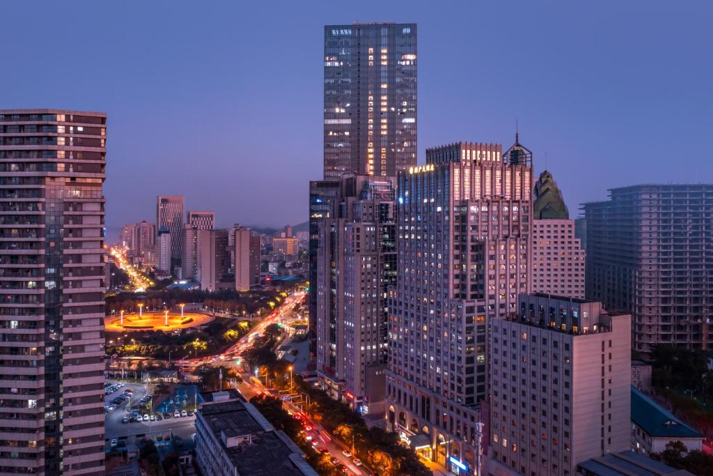 武汉武汉洪广大酒店的城市的夜景与高楼
