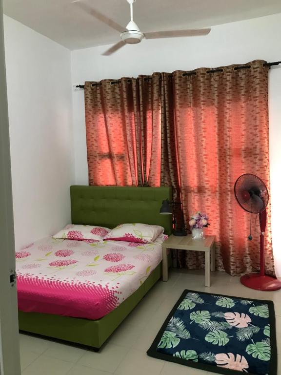 Kampong Batu SembilanRoomstay in Putrajaya (Female only/Queen bed)的一间卧室配有床和红色窗帘的窗户