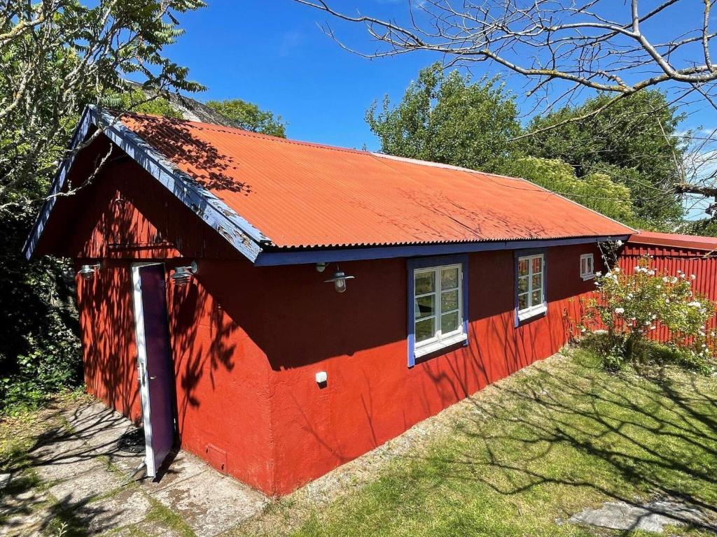 谢尔港Holiday home Skärhamn VII的红色谷仓,有红色屋顶