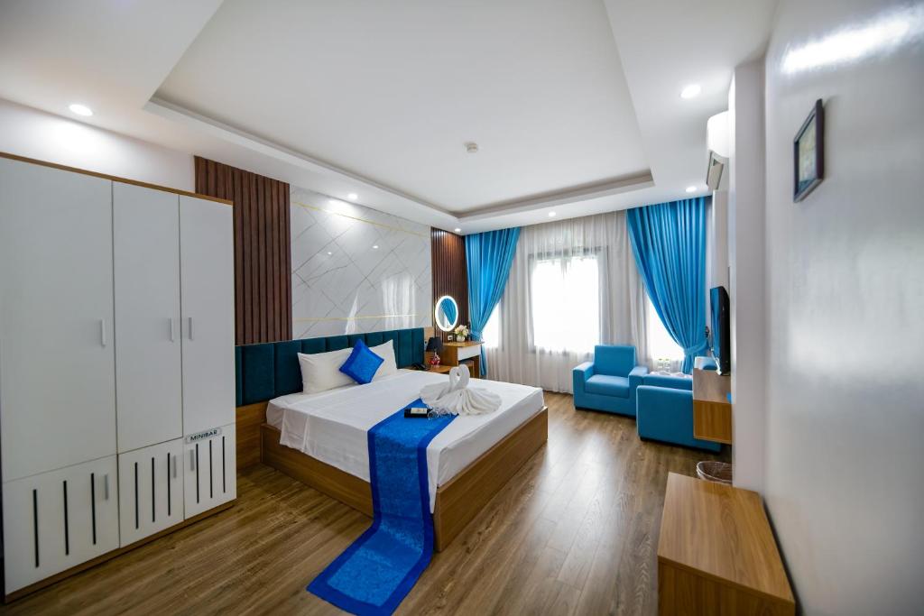 河内阿夸里欧斯大酒店的酒店客房,配有床和沙发
