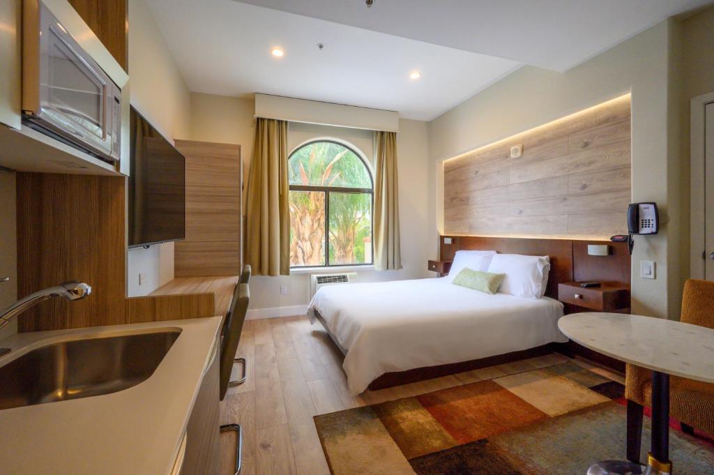 圣何塞一室公寓酒店的酒店客房设有床和水槽