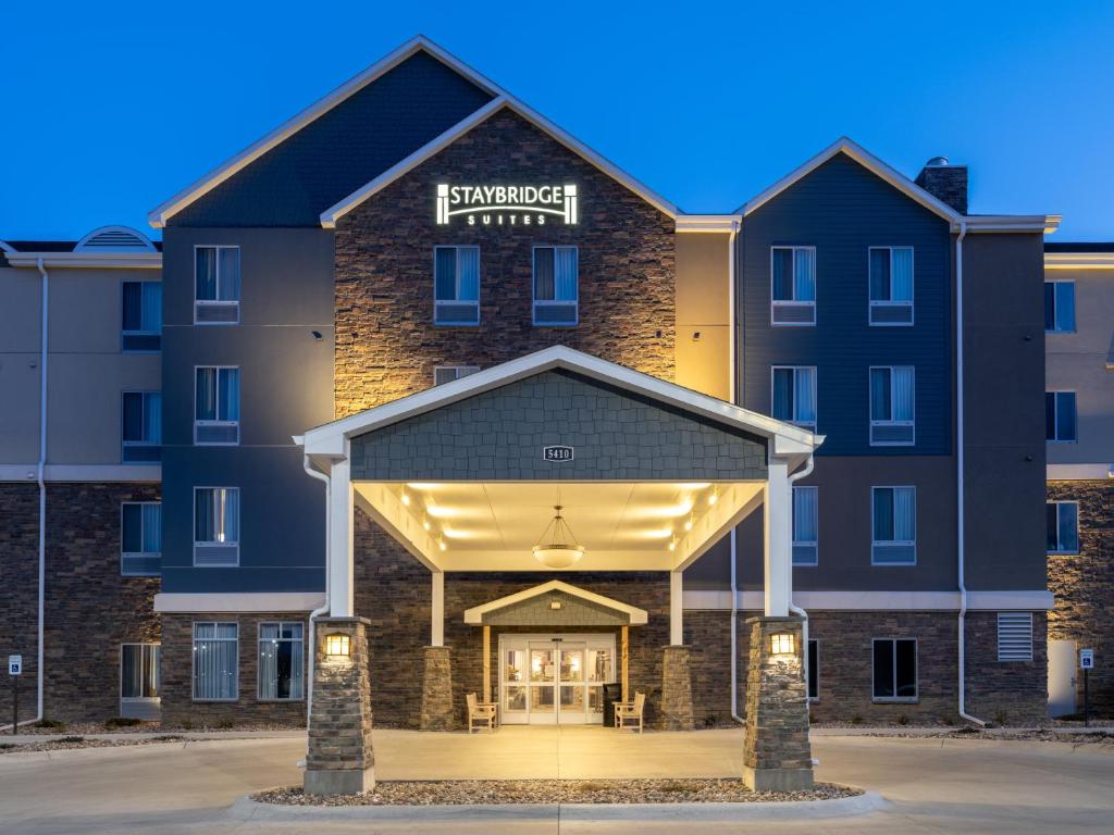 苏城Staybridge Suites - Sioux City Southeast, an IHG Hotel的酒店前方的 ⁇ 染
