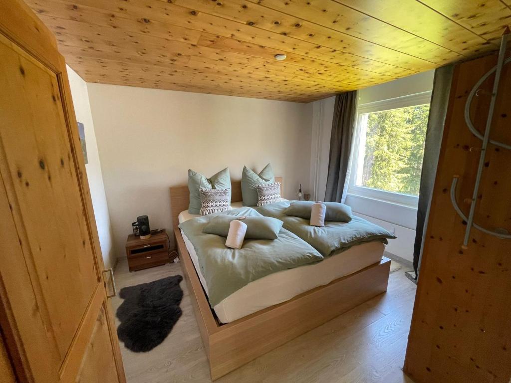 阿罗萨Casa Alexandra的一间卧室设有一张带木制天花板的大床