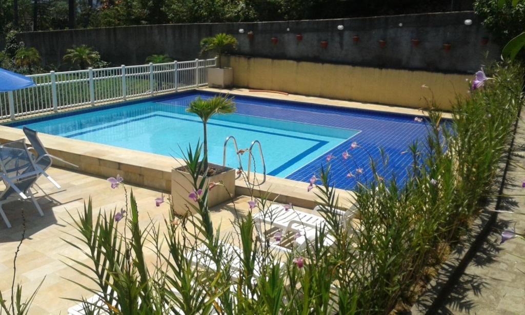 特雷索波利斯Pousada Matitaterê的一个带围栏的院子内的游泳池