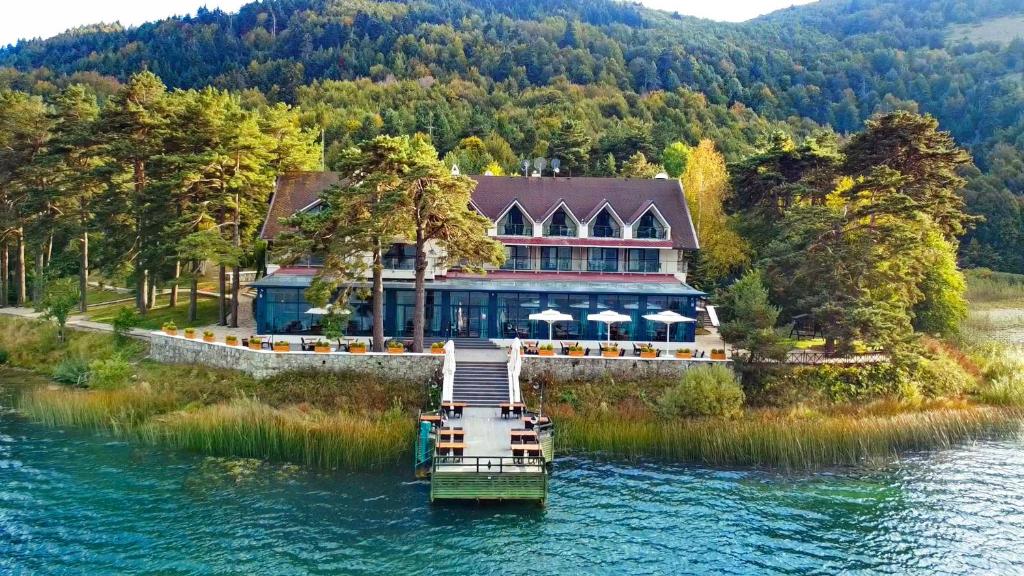 阿邦特阿邦特科斯克奥特里酒店的湖中小岛上的房屋