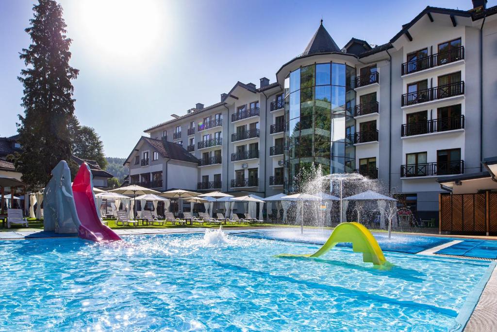 库多瓦-兹德鲁伊佛得角蒙大拿疗养Spa酒店的酒店前方设有游泳池及滑梯