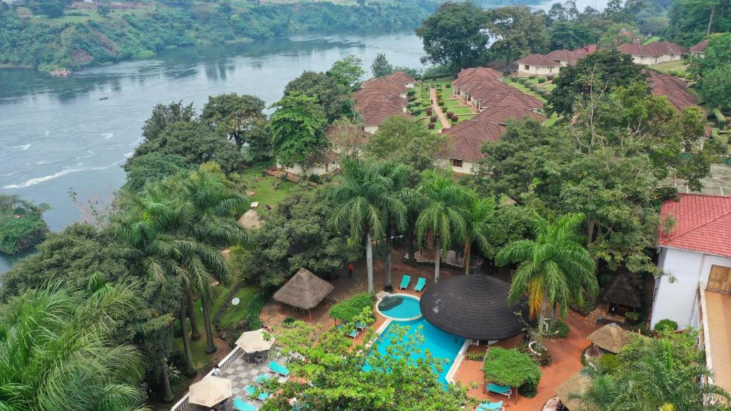 金贾Jinja Nile Resort的享有带游泳池的度假村的空中景致