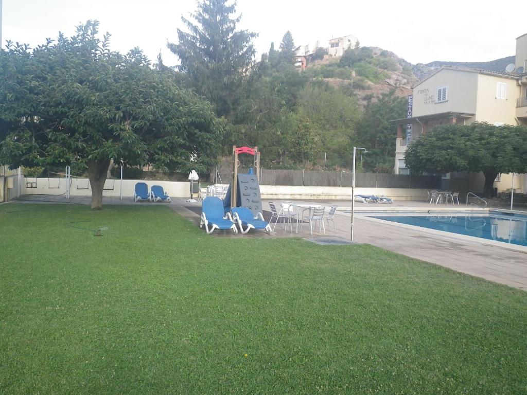 科利德纳尔戈Cal toà的一个带蓝色椅子的庭院和一个游泳池