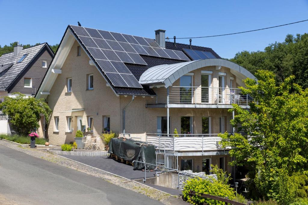 锡根Sonnendeck4的屋顶上设有太阳能电池板的房子