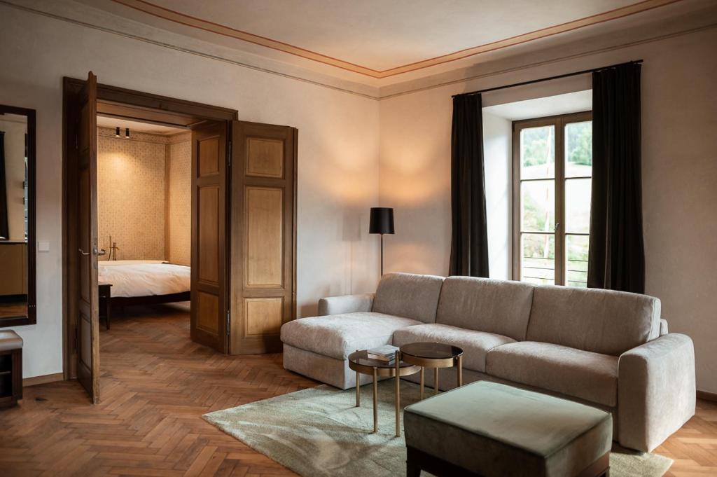 圣洛伦佐-迪塞巴托Castel Maurn的客厅配有沙发和1张床