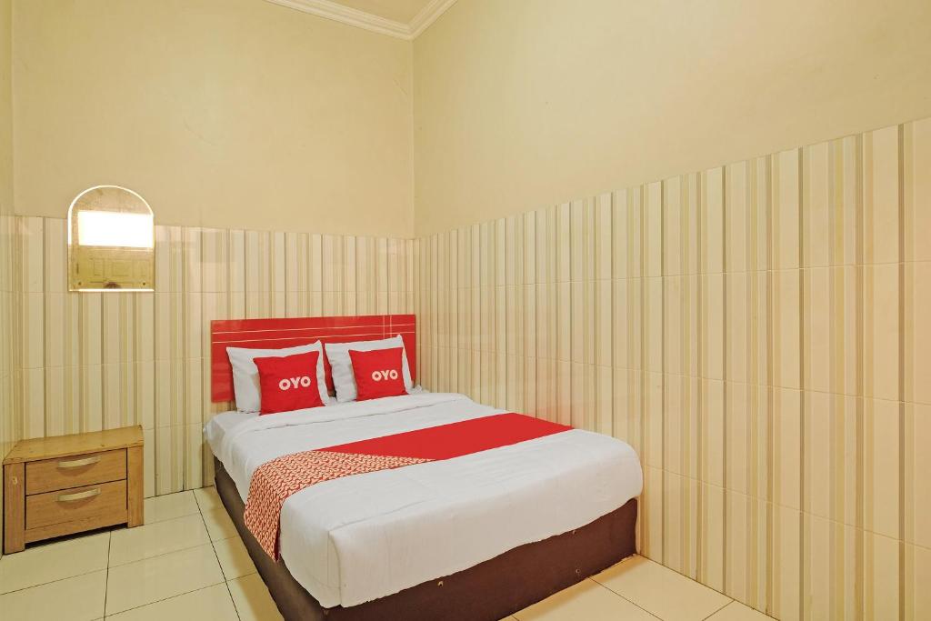 OYO 91453 Hotel Srikandi Gejayan客房内的一张或多张床位
