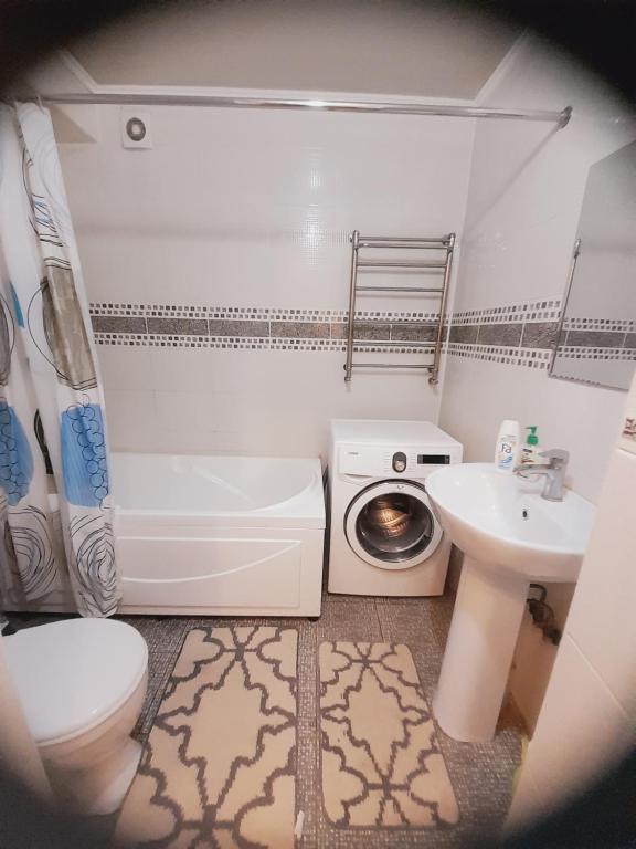 奇姆肯特Family apartment 7的小型浴室设有卫生间水槽和淋浴。