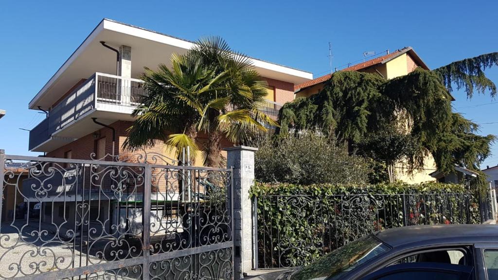 圣弗朗西斯科尔坎姆Villa Signorina的一座带围栏和棕榈树的房子