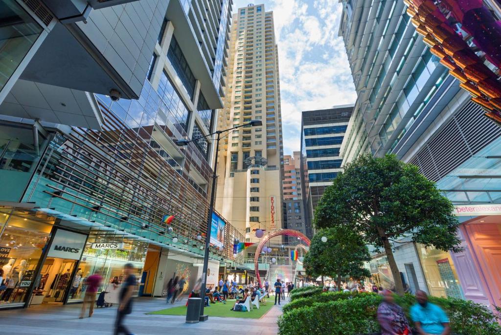悉尼悉尼雷吉斯世界广场酒店的一条城市街道,人们在城市里四处走动