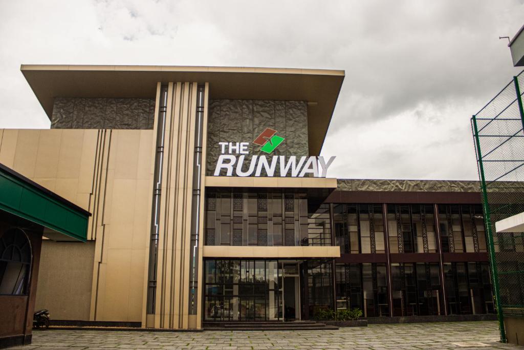 科钦THE RUNWAY HOTEL的上面有跑道标志的建筑