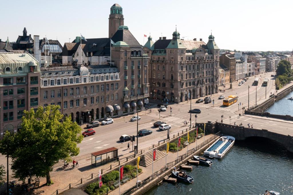 马尔默瑞典精英酒店的一座城市,一座河流上的桥梁和建筑物